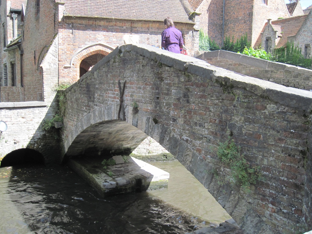 29- Bruges- Uno dei canali e il ponte San Bonifacio